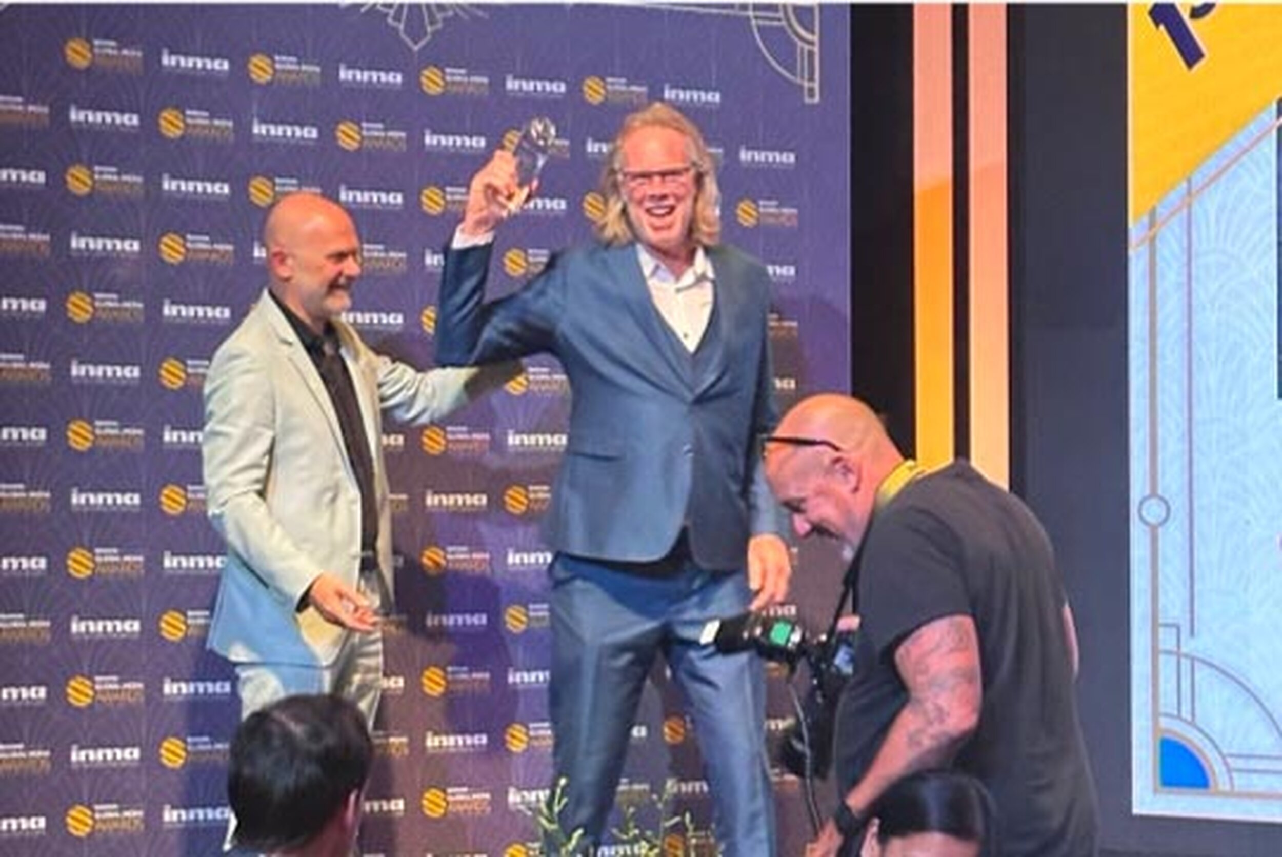 Evert van Dijk ontvangt de INMA award uit handen van Gert Ysebaert