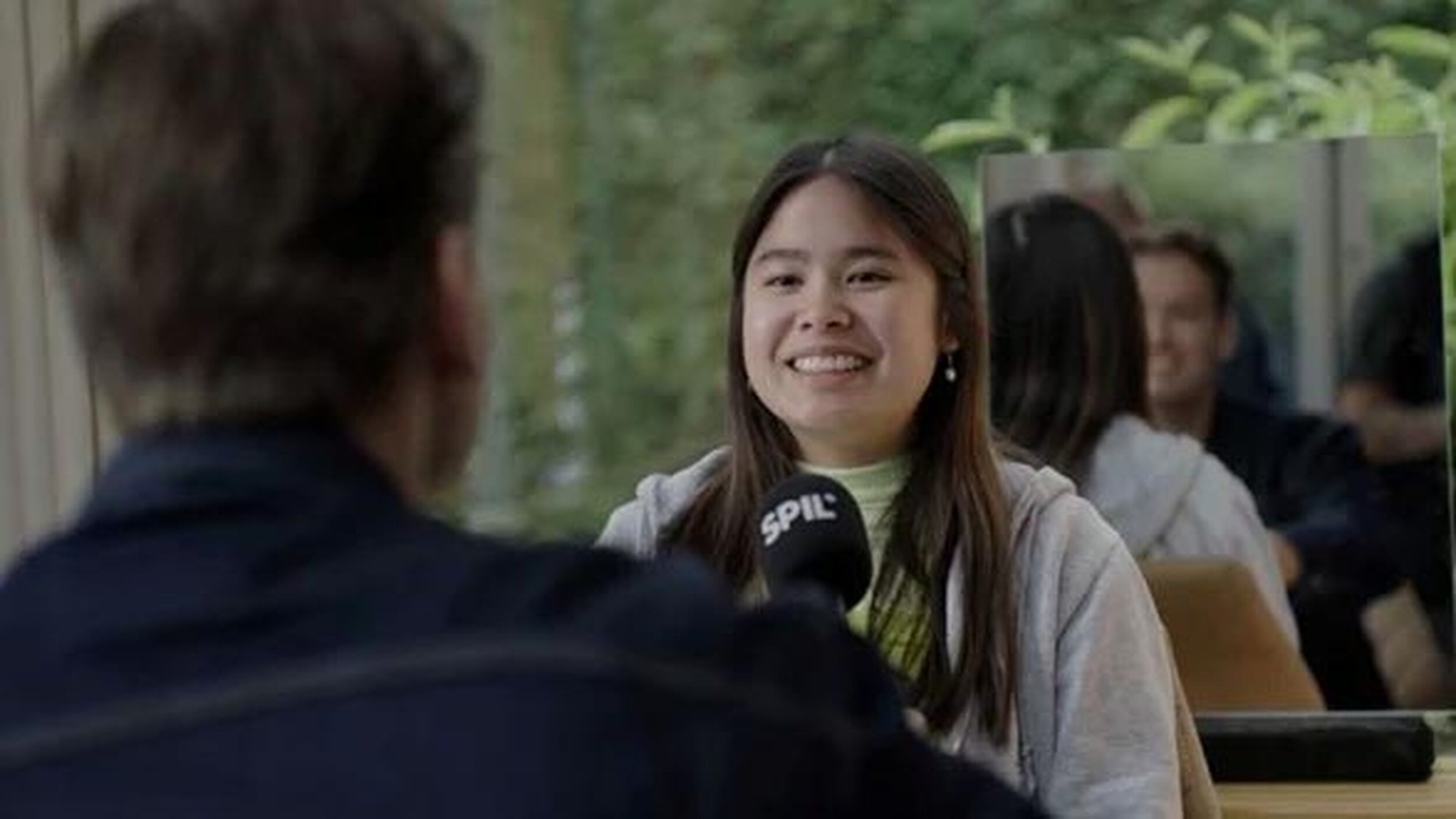 De journalisten van SPIL zijn ook de presentatoren en reporters. 
